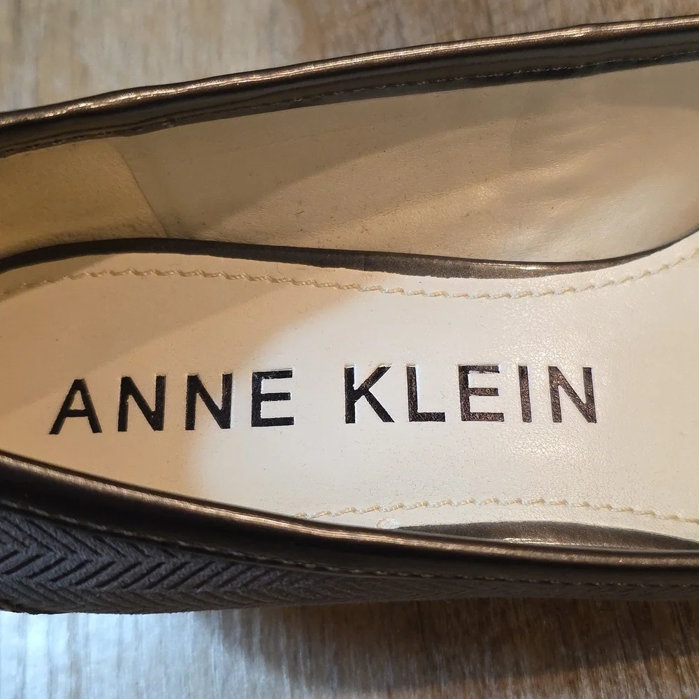 Anne Klein- Akmelanie Gray Kitten Heel. Size 9